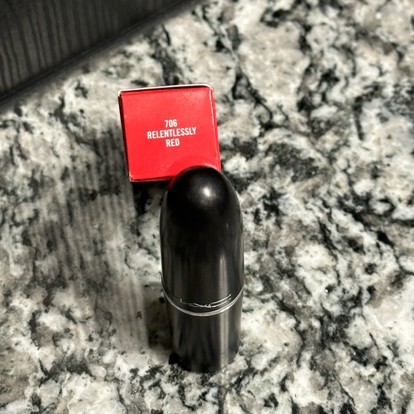 Mac Retro Matte Lipstick ‘Relentless Red’ #706 - Picture 4 of 4
